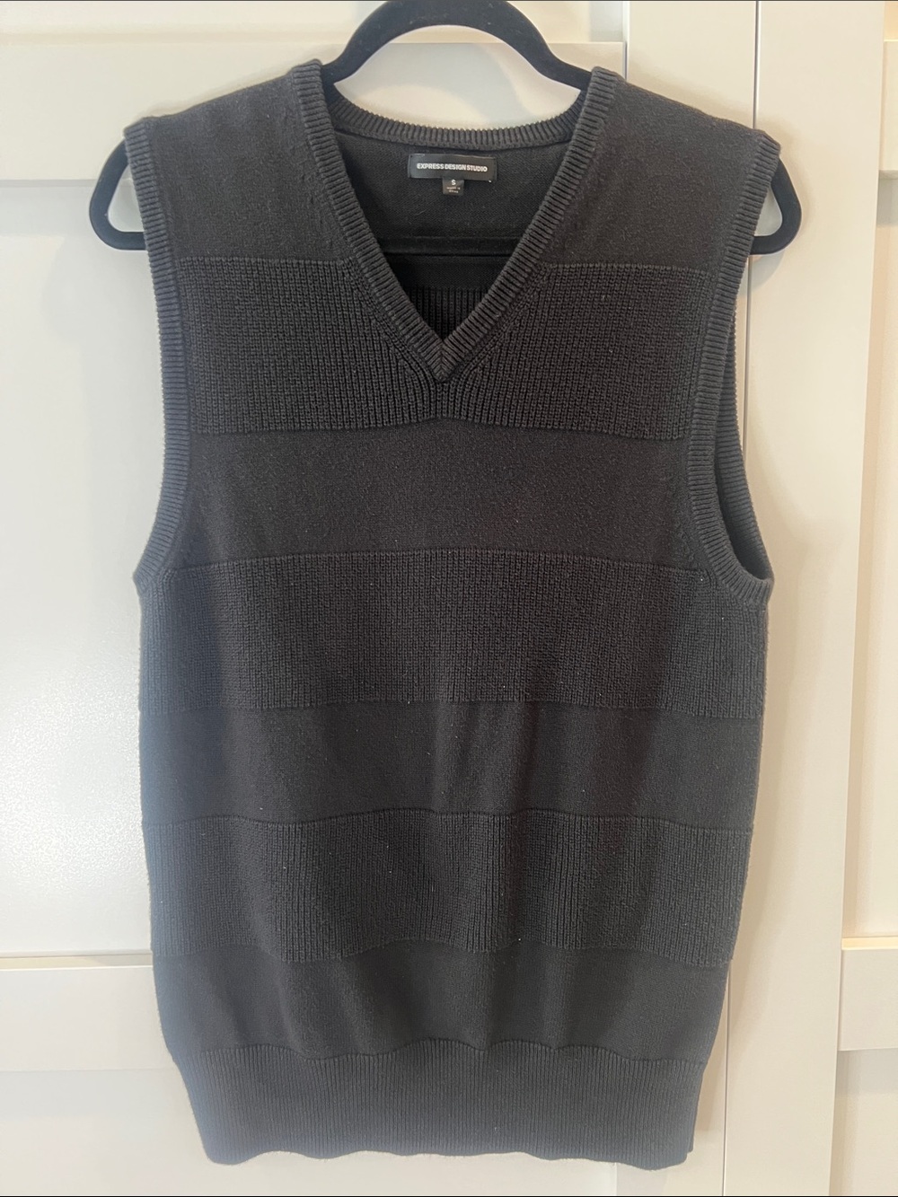 Express Men’s Black V-Neck Knit Sweater Vest